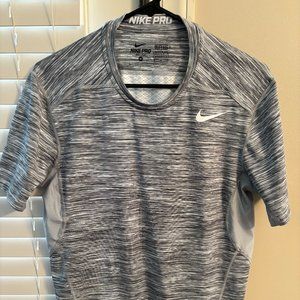 Patterned Nike Pro Men's Dri-FIT Fitted grey/white Short-Sleeve workout shirt